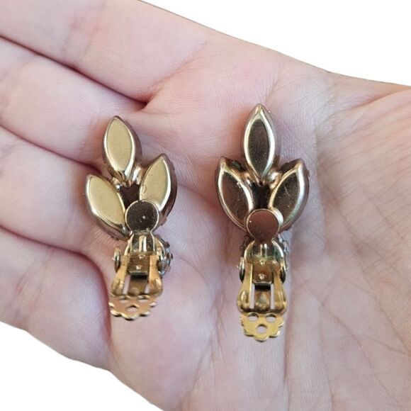 Vintage D&E Juliana Rhinestone Green & Blue Mid-century Modern Clip-on Earrings - Picture 2 of 8